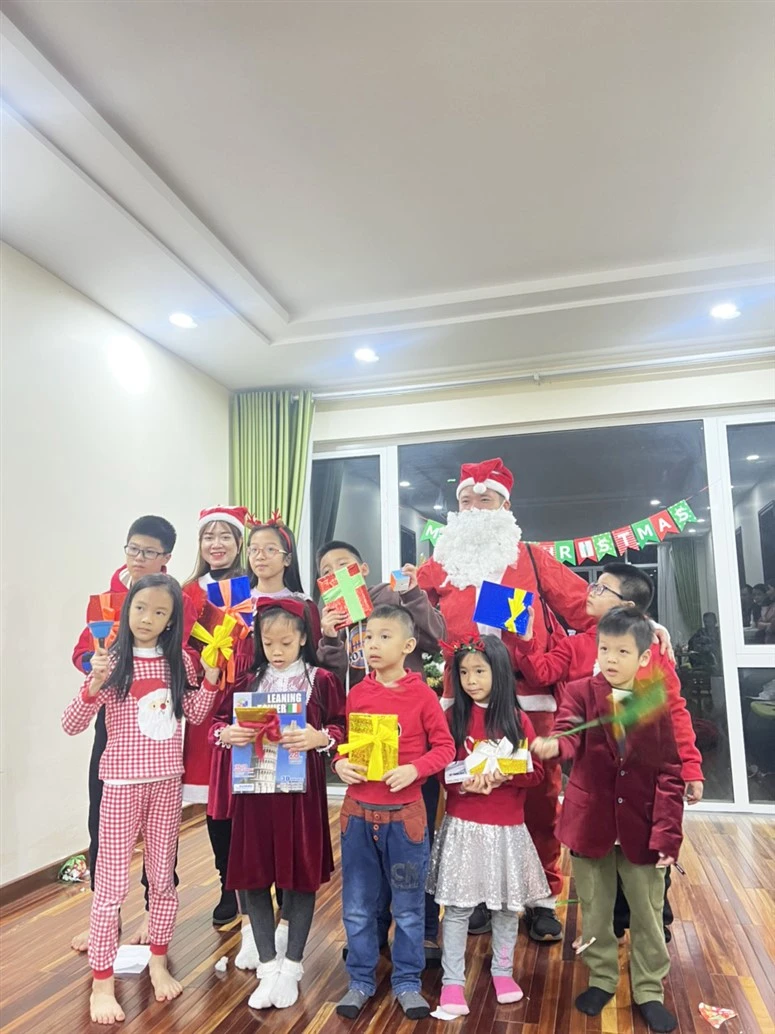 Ông Già Noel Sỏi tặng quà Giáng sinh cho các em nhỏ