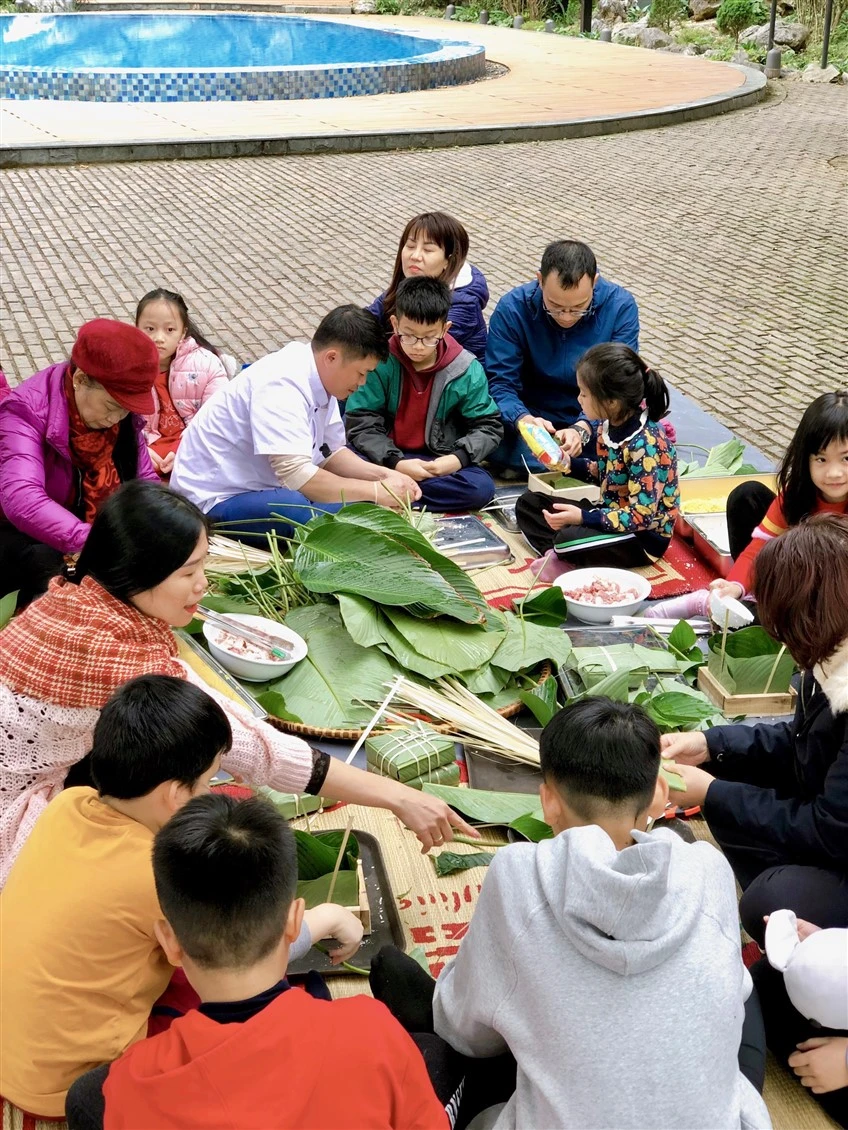 Ảnh: Khách tham gia trải nghiệm gói bánh chưng tại Sỏi Resort in Farm