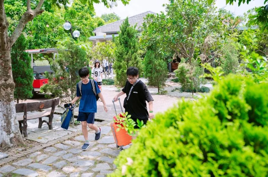 Khách đoàn học sinh