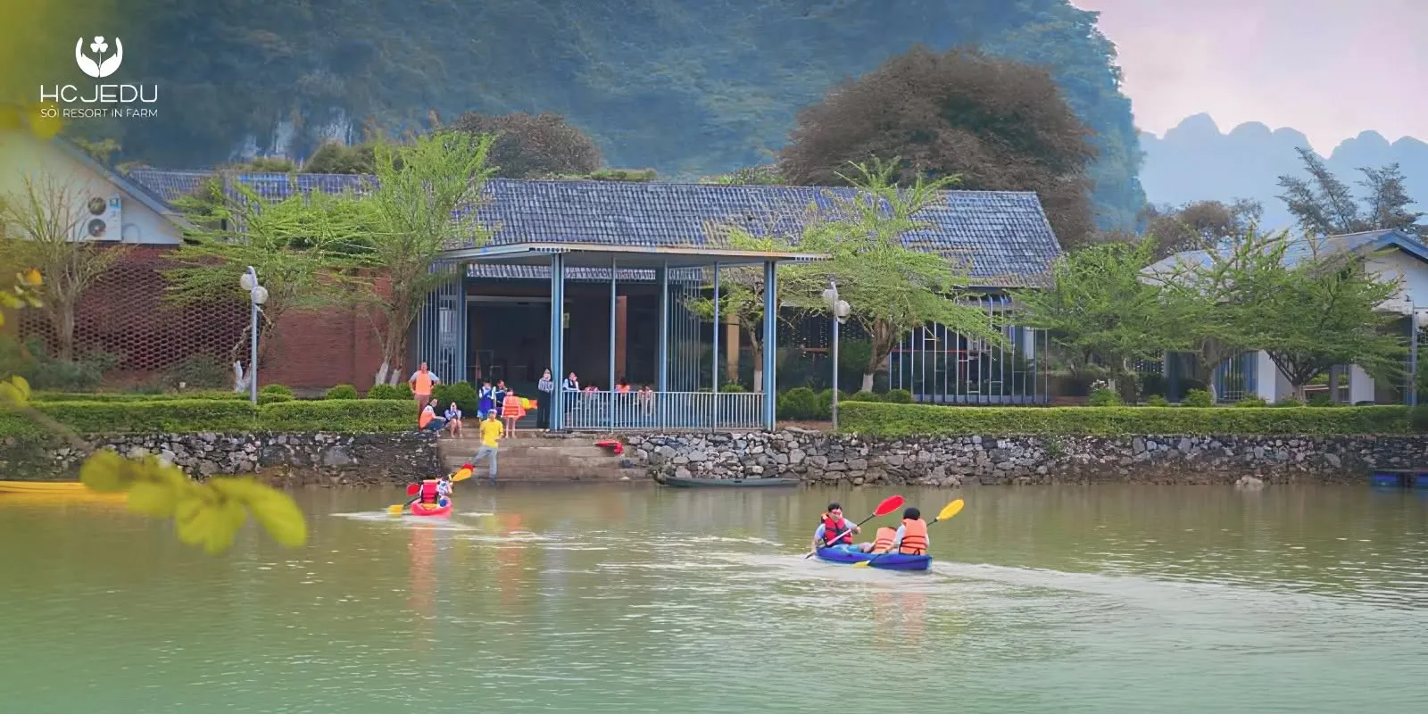 Hồ chèo thuyền kayak